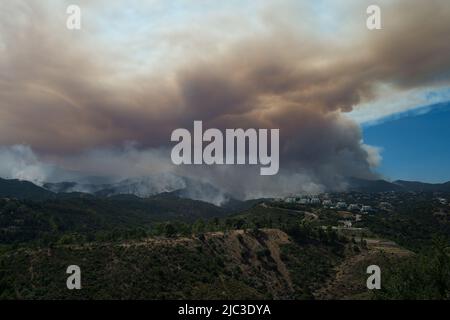Malaga, Spanien. 09.. Juni 2022. Allgemeine Ansicht des Rauchens, der während eines Waldbrands in Pujerra über die Berge steigt. Rund fünfhundert Waldarbeiter von INFOCA (andalusischer Waldfeuerlöschdienst) und weitere hundert von militärischen Notdiensten kämpften gegen Flammen, um einen Waldbrand zu löschen, der am 8.. Juni aufgrund hoher Temperaturen und komplizierter aerographischer Bedingungen ausbricht. Als Reaktion darauf wurden 3,000 Bewohner des Dorfes Benahavis aus ihren Häusern in andere Einrichtungen evakuiert. Kredit: SOPA Images Limited/Alamy Live Nachrichten Stockfoto