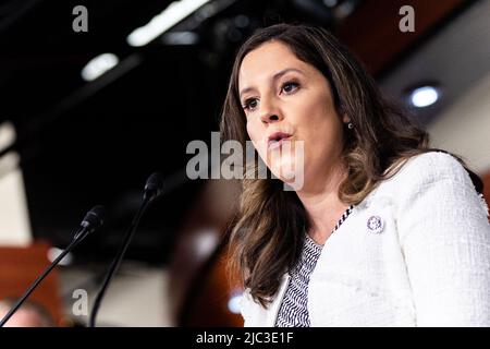 Die Vertreterin der Vereinigten Staaten, Elise Stefanik (Republikanerin von New York), spricht während der wöchentlichen Pressekonferenz des US-Repräsentantenhauses, Kevin McCarthy (Republikaner von Kalifornien), am Donnerstag, dem 9. Juni 2022, im Capitol. McCarthy und die GOP-Führung des Repräsentantenhauses sprachen vor dem US House Select Committee, um den Angriff auf das US-Kapitol vom 6.. Januar zu untersuchen. Quelle: Julia Nikhinson/CNP /MediaPunch Stockfoto