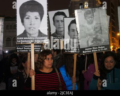 Hunderte von Menschen, die Porträts ihrer vermissten Verwandten trugen, gingen auf die Straßen von Lima, um gegen eine mögliche Begnadigung des ehemaligen Präsidenten Alberto Fujimori zu protestieren, der seine Strafe für Verbrechen gegen die Menschenrechte absetzt. Die derzeitige peruanische Regierung spekuliert mit der Möglichkeit der Begnadigung, als Instrument der Verhandlungen mit der Fujimoristischen parlamentarischen Mehrheit. Stockfoto