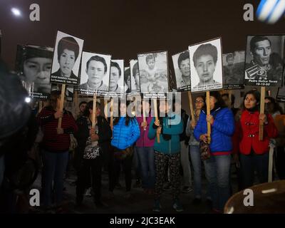 Hunderte von Menschen, die Porträts ihrer vermissten Verwandten trugen, gingen auf die Straßen von Lima, um gegen eine mögliche Begnadigung des ehemaligen Präsidenten Alberto Fujimori zu protestieren, der seine Strafe für Verbrechen gegen die Menschenrechte absetzt. Die derzeitige peruanische Regierung spekuliert mit der Möglichkeit der Begnadigung, als Instrument der Verhandlungen mit der Fujimoristischen parlamentarischen Mehrheit. Stockfoto