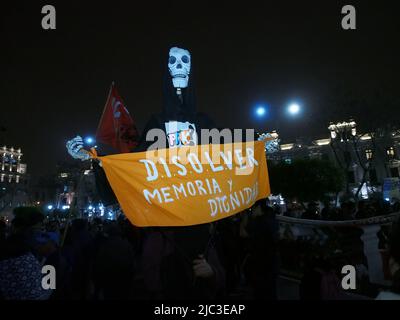 Skelett mit dem Banner „Erinnerung und würde auflösen“. Hunderte von Menschen, die Porträts ihrer vermissten Verwandten trugen, gingen auf die Straßen von Lima, um gegen eine mögliche Begnadigung des ehemaligen Präsidenten Alberto Fujimori zu protestieren, der seine Strafe für Verbrechen gegen die Menschenrechte absetzt. Die derzeitige peruanische Regierung spekuliert mit der Möglichkeit der Begnadigung, als Instrument der Verhandlungen mit der Fujimoristischen parlamentarischen Mehrheit. Stockfoto