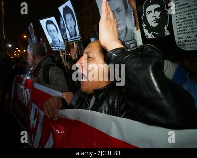 Hunderte von Menschen, die Porträts ihrer vermissten Verwandten trugen, gingen auf die Straßen von Lima, um gegen eine mögliche Begnadigung des ehemaligen Präsidenten Alberto Fujimori zu protestieren, der seine Strafe für Verbrechen gegen die Menschenrechte absetzt. Die derzeitige peruanische Regierung spekuliert mit der Möglichkeit der Begnadigung, als Instrument der Verhandlungen mit der Fujimoristischen parlamentarischen Mehrheit. Stockfoto