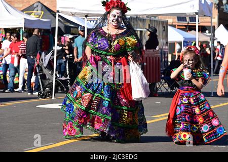 EMPORIA, KANSAS - 30. OKTOBER 2021 Frau und Kind in traditionellen La Calaveras Catrina Kostümen während des Tages der Toten (Dia de los Muertos) Veranstaltung in der Innenstadt von Emporia heute gekleidet. Stockfoto