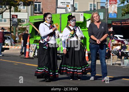 EMPORIA, KANSAS - 30. OKTOBER 2021 Frauen, die als Soldaderas der mexikanischen Revolution 1911 gekleidet sind, während der Veranstaltung "Tag der Toten" (Dia de los Muertos), die heute in der Innenstadt von Emporia stattfand. Stockfoto