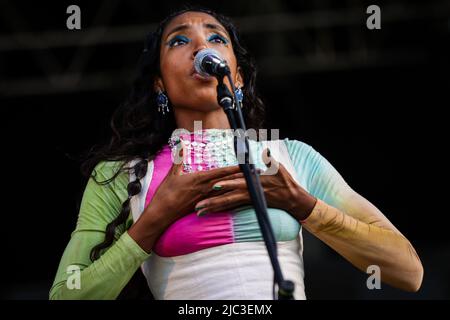 Porto, Portugal. 09.. Juni 2022. Die amerikanische experimentelle Popmusikerin Chrystia 'Tia' Cabral tritt 2022 auf der NOS-Bühne während des NOS Primavera Sound in Porto auf. (Foto: Diogo Baptista/SOPA Images/Sipa USA) Quelle: SIPA USA/Alamy Live News Stockfoto