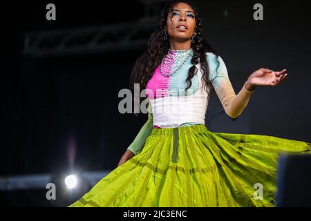 Porto, Portugal. 09.. Juni 2022. Die amerikanische experimentelle Popmusikerin Chrystia 'Tia' Cabral tritt 2022 auf der NOS-Bühne während des NOS Primavera Sound in Porto auf. (Foto: Diogo Baptista/SOPA Images/Sipa USA) Quelle: SIPA USA/Alamy Live News Stockfoto