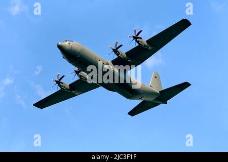 Salisbury Plain, Wiltshire, Großbritannien - 13 2008. Mai: Ein militärisches Transportflugzeug der Royal Air Force Lockheed C-130J Hercules, Seriennummer ZH872 Stockfoto