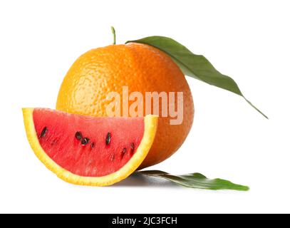 Orange mit Wassermelone innen auf weißem Hintergrund. Konzept von Fotomanipulationen und GVO Stockfoto