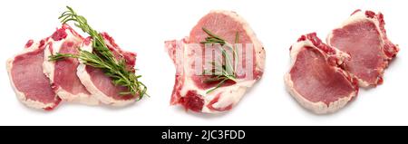 Set von rohen saftigen Steaks auf weißem Hintergrund, Draufsicht Stockfoto