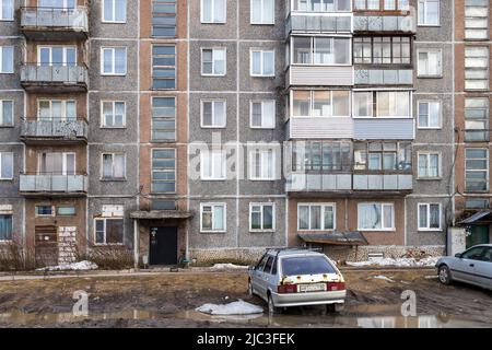 OLONEZ, RUSSLAND - 09. Mai 2022: Schäbiges fünfstöckiges Haus in Chruschtschow. Stockfoto