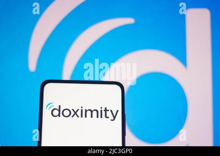 In dieser Abbildung wird das Doximity-Logo auf einem Smartphone-Bildschirm und im Hintergrund angezeigt. Stockfoto