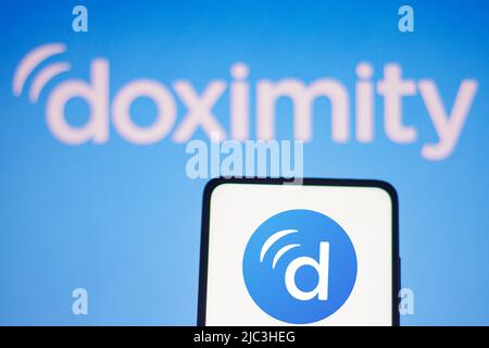 Brasilien. 09.. Juni 2022. In dieser Abbildung wird das Doximity-Logo auf einem Smartphone-Bildschirm und im Hintergrund angezeigt. (Foto von Rafael Henrique/SOPA Images/Sipa USA) Quelle: SIPA USA/Alamy Live News Stockfoto