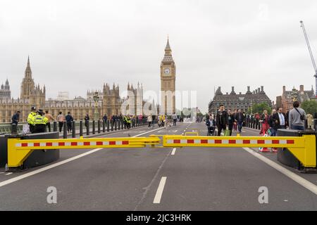 Die Westminster-Brücke ist während der Pageant-Feier zur Feier des Platin-Jubiläums der Königin in England geschlossen Stockfoto