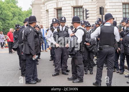 Polizeimänner und -Frauen traten nach einem erfolgreichen Tag auf der Parade zur Feier des Platin-Jubiläums der Königin in London, England, vom Dienst zurück Stockfoto