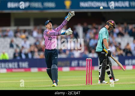 LONDON, GROSSBRITANNIEN. 09. Juni 2022. Middlesex's Wicket-Keeper John Simpson (links) während der Vitality Blast - Middlesex vs Surrey am Donnerstag, den 09. Juni 2022, auf dem Lord's Cricket Ground in LONDON ENGLAND. Kredit: Taka G Wu/Alamy Live Nachrichten Stockfoto