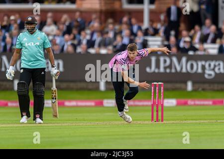 LONDON, GROSSBRITANNIEN. 09. Juni 2022. Martin Andersson von Middlesex (Mitte) in Aktion während der Vitality Blast - Middlesex vs Surrey am Donnerstag, den 09. Juni 2022 in LONDON, ENGLAND, auf dem Lord's Cricket Ground. Kredit: Taka G Wu/Alamy Live Nachrichten Stockfoto