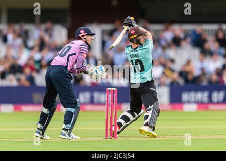 LONDON, GROSSBRITANNIEN. 09. Juni 2022. Middlesex's Wicket-Keeper John Simpson (links), Laurie Evans vom Surrey Cricket Club (rechts) während der Vitality Blast - Middlesex vs Surrey auf dem Lord's Cricket Ground am Donnerstag, den 09. Juni 2022 in LONDON ENGLAND. Kredit: Taka G Wu/Alamy Live Nachrichten Stockfoto