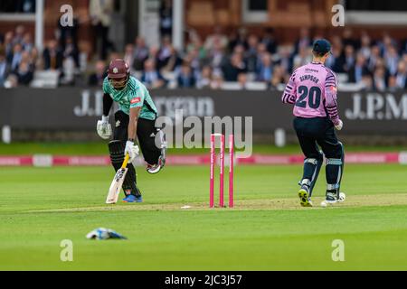 LONDON, GROSSBRITANNIEN. 09. Juni 2022. Kieron Pollard vom Surrey Cricket Club (links) und Middlesex's Wicket-Keeper John Simpson während der Vitality Blast - Middlesex vs Surrey am Donnerstag, den 09. Juni 2022, auf dem Lord's Cricket Ground in LONDON ENGLAND. Kredit: Taka G Wu/Alamy Live Nachrichten Stockfoto