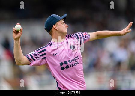 LONDON, GROSSBRITANNIEN. 09. Juni 2022. Luke Hollman von Middlesex in Aktion während der Vitality Blast - Middlesex vs Surrey auf dem Lord's Cricket Ground am Donnerstag, 09. Juni 2022 in LONDON ENGLAND. Kredit: Taka G Wu/Alamy Live Nachrichten Stockfoto