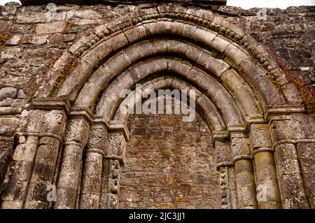 Romanischer Bogeneingang zu den Ruinen der Cong Abbey in Cong, Irland. Stockfoto