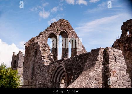 Romanischer Bogeneingang und lanzettierte Kirchenfenster der Ruinen der Cong Abbey in Cong, Irland. Stockfoto