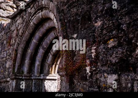 Romanische Bögen in den Ruinen der Cong Abbey in Cong, Irland. Stockfoto