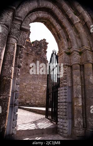 Romanischer Eingang zu den Ruinen der Cong Abbey in Cong, Irland. Stockfoto