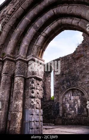 Romanischer Eingang zu den Ruinen der Cong Abbey in Cong, Irland. Stockfoto