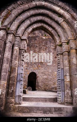 Romanischer Eingang zu den Ruinen der Cong Abbey in Cong, Irland. Stockfoto