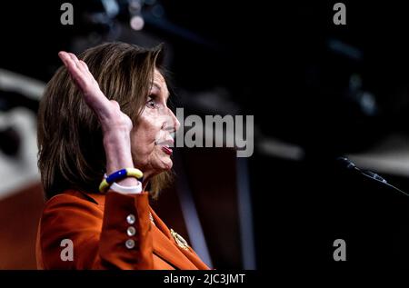 Washington, Vereinigte Staaten. 04.. Juni 2022. Die Sprecherin des Repräsentantenhauses der Vereinigten Staaten, Nancy Pelosi (Demokratin von Kalifornien), spricht auf ihrer wöchentlichen Pressekonferenz am Donnerstag, dem 9. Juni 2022, im Capitol. Quelle: Julia Nikhinson/CNP/dpa/Alamy Live News Stockfoto