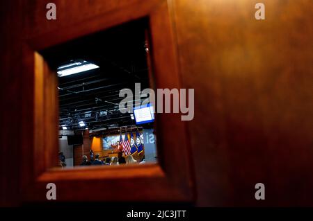 Washington, Vereinigte Staaten. 04.. Juni 2022. Die Sprecherin des Repräsentantenhauses der Vereinigten Staaten, Nancy Pelosi (Demokratin von Kalifornien), spricht auf ihrer wöchentlichen Pressekonferenz am Donnerstag, dem 9. Juni 2022, im Capitol. Quelle: Julia Nikhinson/CNP/dpa/Alamy Live News Stockfoto