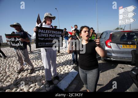 Qalqilya, Palästina. 09.. Juni 2022. Eine jüdische Siedlerfrau schreit die Palästinenser an, während sie sie während einer Demonstration gegen die Entfernung palästinensischer Flaggen durch jüdische Siedler im Dorf Ezbet Al-Tabib, östlich der Stadt Kalqilya im besetzten Westjordanland, angreift. Kredit: SOPA Images Limited/Alamy Live Nachrichten Stockfoto