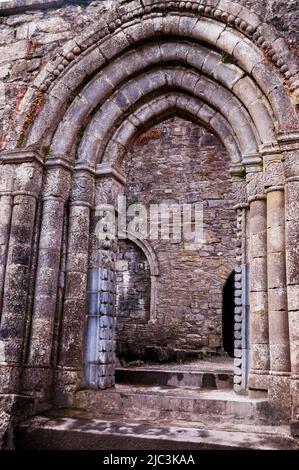 Romanischer Eingang zu den Ruinen der Cong Abbey in Cong, Irland. Stockfoto