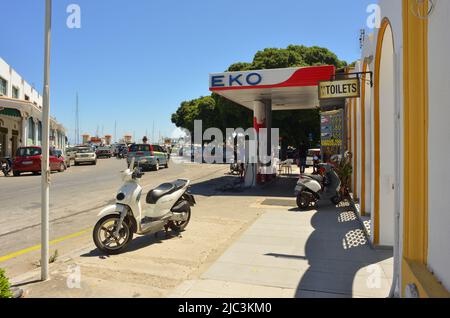 Rhodos, Griechenland 06-02-2021 Tankstelle und Blick auf den Hafen Stockfoto