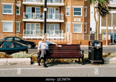 AJAXNETPHOTO. WORTHING, ENGLAND. - AUSZEIT - AUF DER PROMENADE. FOTO: JONATHAN EASTLAND/AJAX REF: CNV00014 61208 Stockfoto