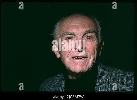 AJAXNETPHOTO. 1991 PARIS, FRANKREICH. - IKONISCHER FRANZÖSISCHER FOTOGRAF. - ROBERT DOISNEAU IN DER RAPHO-AGENTUR RUE D'ALGER, PARIS, 1991. FOTO: JONATHAN EASTLAND/AJAX REF:010829 2 Stockfoto