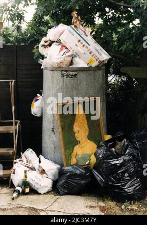 AJAXNETPHOTO. SOUTHAMPTON, ENGLAND. - MÜLLHAUFEN - GEDUMPTER HAUSMÜLL UND MÜLL ERWARTET DIE SAMMLUNG DURCH DIE MÜLLMÄNNER. FOTO; JONATHAN EASTLAND/AJAX REF:210204 60 Stockfoto