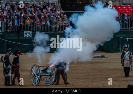 London, Großbritannien. 9.. Juni 2022. Ihre Königliche Hoheit Camilla, die Herzogin von Cornwall, führt die Gewehr klingende Retreat bei der Parade der Pferdegarde. Kredit: Guy Bell/Alamy Live Nachrichten Stockfoto