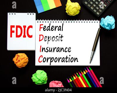 FDIC Bundeseinlagensicherungsgesellschaft Symbol. Konzept Worte FDIC Bundeseinlagensicherung auf schwarzem Hintergrund. Business FDIC auf Bundesebene Stockfoto