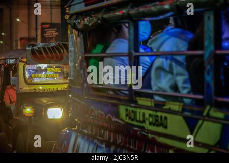 Quezon, Philippinen. 9.. Juni 2022. Jeepneys standen an, um Passagiere auf der Straße abzuholen. Dieselkraftstoff, der am häufigsten für Jeepneys (PUJ), einen Passagierjeep, verwendet wird, stieg auf fast 7 Pesos und erreichte 75 bis 87 philippinische Peso (1,45 bis 1,64USD) pro Liter, was zu einem Nettoanstieg auf 36 Pesos führte. Einige Jeepney-Fahrer halten ihre Fahrten aufgrund der fortandauernden Ölpreiserhöhungen immer noch an. (Bild: © Ryan Eduard Benaid/SOPA Images via ZUMA Press Wire) Stockfoto