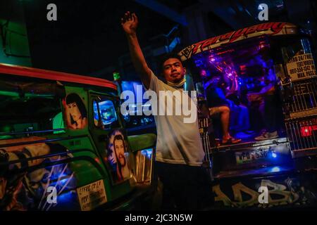 Quezon, Philippinen. 9.. Juni 2022. Der Jeepney-Disponent ruft die Passagiere an und ruft das Ziel des Jeepneys an. Dieselkraftstoff, der am häufigsten für Jeepneys (PUJ), einen Passagierjeep, verwendet wird, stieg auf fast 7 Pesos und erreichte 75 bis 87 philippinische Peso (1,45 bis 1,64USD) pro Liter, was zu einem Nettoanstieg auf 36 Pesos führte. Einige Jeepney-Fahrer halten ihre Fahrten aufgrund der fortandauernden Ölpreiserhöhungen immer noch an. (Bild: © Ryan Eduard Benaid/SOPA Images via ZUMA Press Wire) Stockfoto