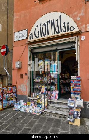 Außenansicht eines Zeitungsstandes mit Zeitungen und Zeitschriften auf dem Bürgersteig in der Altstadt von Genua, Ligurien, Italien Stockfoto