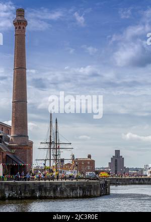 Liverpool Docks mit Blick auf Pumphouse und hohe Schiffe. Stockfoto
