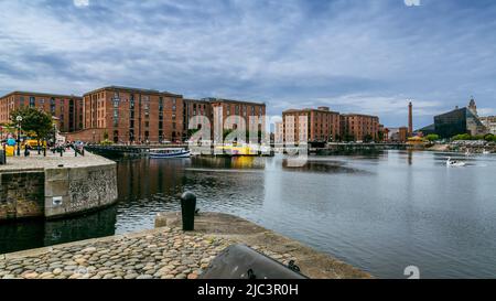 Liverpool Docks mit Blick auf Pumphouse und hohe Schiffe. Stockfoto