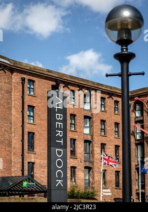 Alte Straßenlampe vor dem Albert Dock in Liverpool. Stockfoto