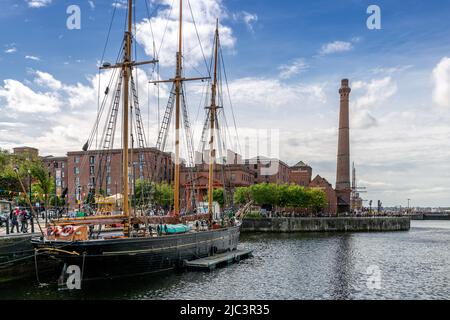 Liverpool Docks mit Blick auf Pumphouse und hohe Schiffe. Stockfoto
