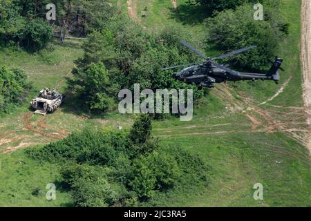 U.S. Army AH-64 Apache beauftragt mit 7. Squadron, 17. Cavalry Regiment, 1. Air Cavalry Brigade führt Luftoperationen während Combined Resolve 17, Joint Multinary Readiness Center, Deutschland, 26. Mai 2022. Combined Resolve 17 ist eine von der US-Armee in Europa und Afrika geleitete, 7. vom Army Training Command durchgeführte Schulungsveranstaltung im Joint Multinal Readiness Center, um kombinierte Rüstungsoperationen in einem multinationalen Umfeld durchzuführen. Die Übung umfasst etwa 4.800 Soldaten aus Belgien, Bosnien und Herzegowina, der Tschechischen Republik, Estland, Griechenland, Italien, Kosovo, Litauen, Moldawien Stockfoto