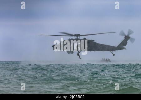 Mitglieder des Special Operations Aviation Regiment 160. (Airborne) lassen Mitglieder der 7. Spezialeinheiten und der ecuadorianischen Spezialeinheiten während des HELOCAST-Trainings in Manta Ecuador am 18. Mai 2022 ins Wasser fallen. Das ecuadorianische Militär und die US-Streitkräfte führen ab Mai 6-27 routinemäßige militärische Austausche zwischen den Städten Manta und Latacenta durch. Der bilaterale Austausch ermöglicht es beiden Militärs, die taktische Bereitschaft für künftige Operationen zu stärken, die Bereitschaft aufrechtzuerhalten und das Engagement für die Reaktion auf aufkommende Sicherheitskrisen und Naturkatastrophen zu unterstützen. ( Fotos der US-Armee von Staff Sgt. Matthew Stockfoto