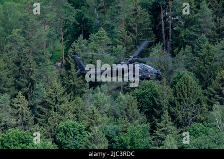 U.S. Army AH-64 Apache beauftragt mit 7. Squadron, 17. Cavalry Regiment, 1. Air Cavalry Brigade führt Luftoperationen während Combined Resolve 17, Joint Multinary Readiness Center, Deutschland, 26. Mai 2022. Combined Resolve 17 ist eine von der US-Armee in Europa und Afrika geleitete, 7. vom Army Training Command durchgeführte Schulungsveranstaltung im Joint Multinal Readiness Center, um kombinierte Rüstungsoperationen in einem multinationalen Umfeld durchzuführen. Die Übung umfasst etwa 4.800 Soldaten aus Belgien, Bosnien und Herzegowina, der Tschechischen Republik, Estland, Griechenland, Italien, Kosovo, Litauen, Moldawien Stockfoto