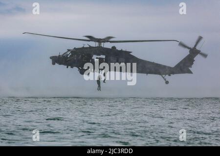 Mitglieder des Special Operations Aviation Regiment 160. (Airborne) lassen Mitglieder der 7. Spezialeinheiten und der ecuadorianischen Spezialeinheiten während des HELOCAST-Trainings in Manta Ecuador am 18. Mai 2022 ins Wasser fallen. Das ecuadorianische Militär und die US-Streitkräfte führen ab Mai 6-27 routinemäßige militärische Austausche zwischen den Städten Manta und Latacenta durch. Der bilaterale Austausch ermöglicht es beiden Militärs, die taktische Bereitschaft für künftige Operationen zu stärken, die Bereitschaft aufrechtzuerhalten und das Engagement für die Reaktion auf aufkommende Sicherheitskrisen und Naturkatastrophen zu unterstützen. ( Fotos der US-Armee von Staff Sgt. Matthew Stockfoto